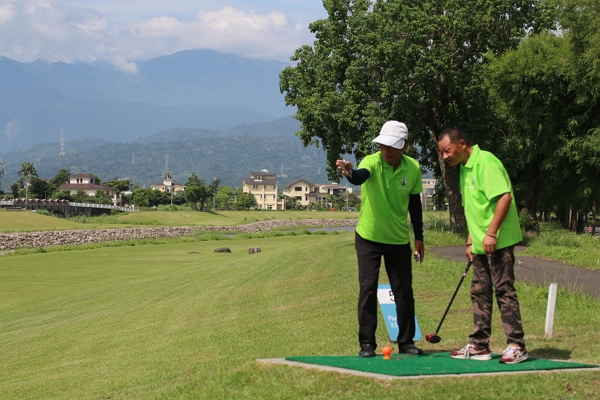 體適能活動主軸之一的公園高爾夫， 溫和不刺激，非常適合身障者體驗。